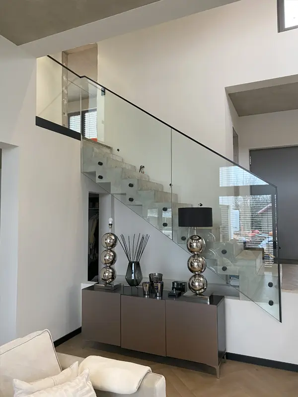 Moderne Glasbrüstung und Glastreppengeländer in einem stilvollen Innenraum, elegant montiert von AP Glas GmbH aus Delbrück, ideal für zeitgemäße Wohnkonzepte.