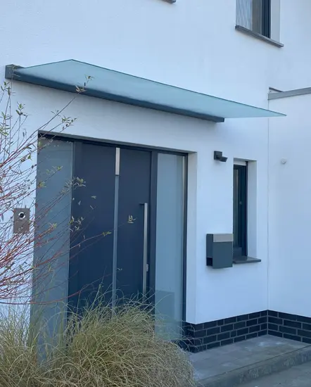 Moderne Glasvordächer von AP Glas GmbH, stilvolle und funktionale Überdachung für Eingänge, gefertigt aus hochwertigem Glas, passend zu modernen Architekturen.