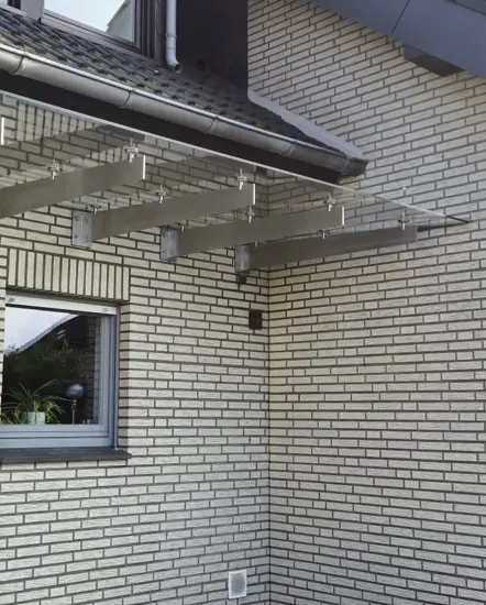 Glasvordach an einem modernen Wohnhaus, das für optimalen Wetterschutz sorgt und stilvolle Akzente setzt.